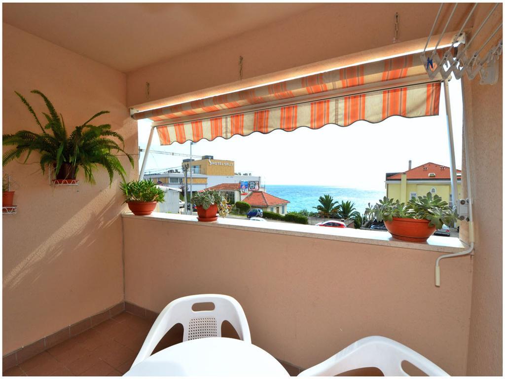 Apartment Laura Podstrana Ruang foto